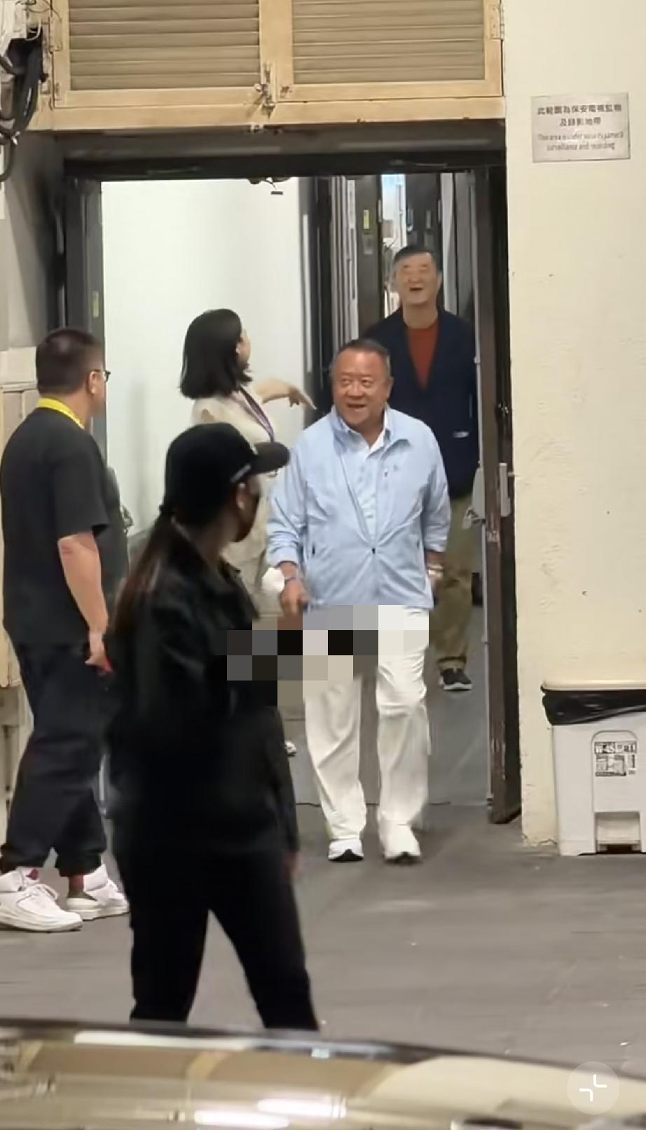 9月11日，曾志伟现身香港红馆助阵谭咏麟演唱会，他一下子老了不少，头发全白了，眼