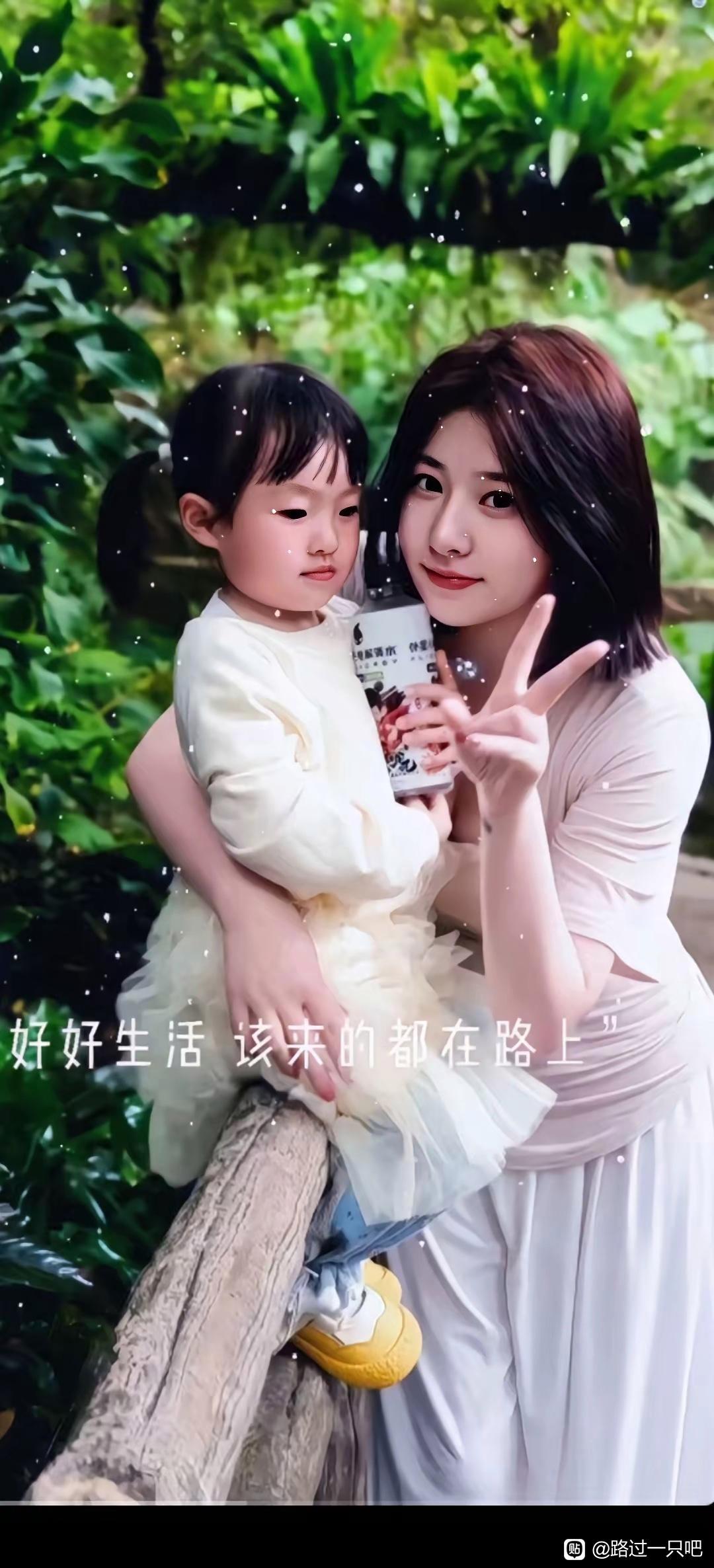黄一鸣一只手搂着女儿闪闪，另一只手做出比V的动作。发文：好好生活，该来的都在路上