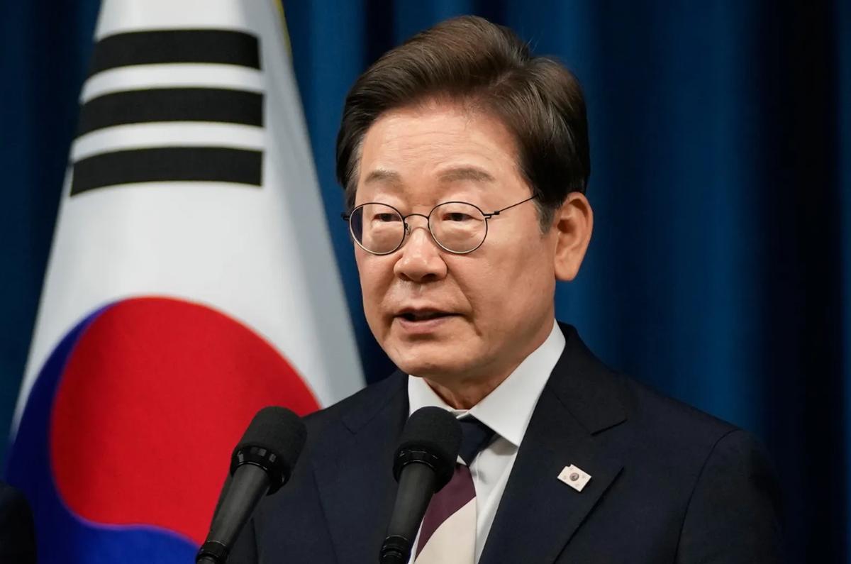 韩国总统李在明给韩国人画大饼，而且一口气就是七张。股市暴跌、民怨沸腾，在野党逼他