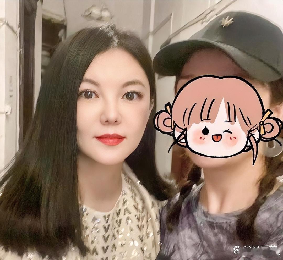 我一亲戚在李湘妈妈家做过保姆多年，偶尔能见到李湘本人。她说李湘私下区别很大，根本