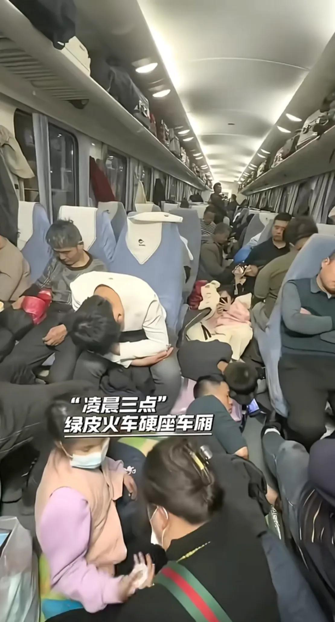 “它不嫌我穷，我不嫌它慢”，高铁、飞机盛行的时代，为什么绿皮火车又火了?网友说，