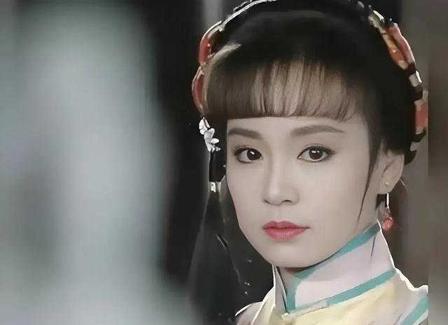 1990年《梅花烙》片场，18岁的陈德容裹着白狐裘瑟瑟发抖。琼瑶正给她讲戏：“眼