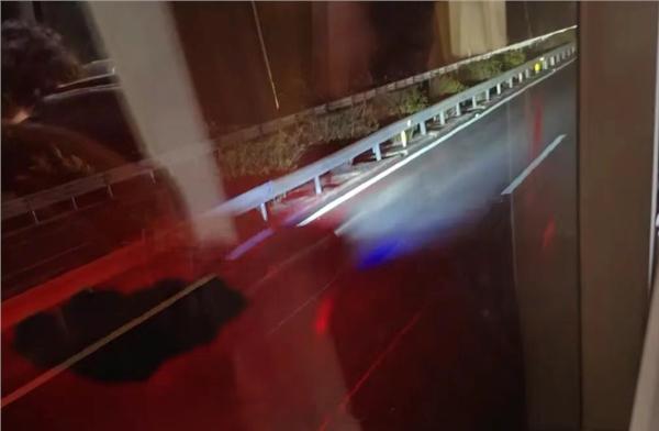 【惊险！大巴高速行驶中行李舱门突然打开：行李甩飞砸中其他车辆】一辆广州至汕头大巴