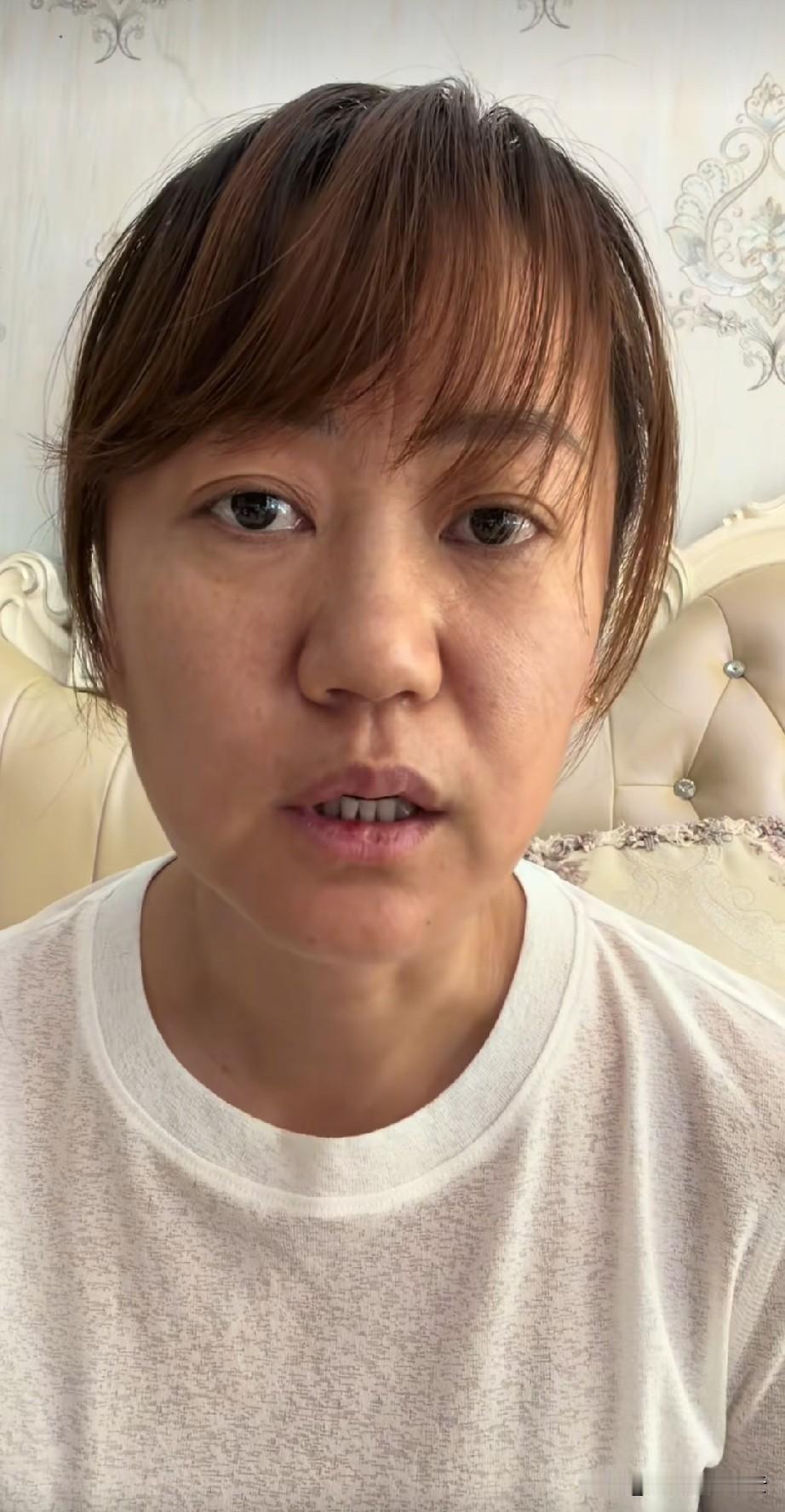 半夜拍门的那个高中体育生，她的妈妈说，她们是单亲家庭，孩子是独生子。但是孩子一直