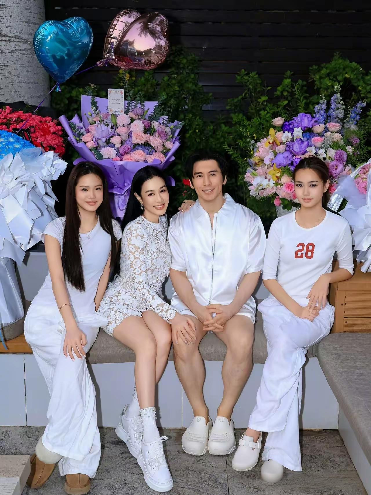 钟丽缇迎来56岁生日，二女儿Jaden特地回国陪伴庆生。Jaden目前在波士顿读大学，难得归家团聚。