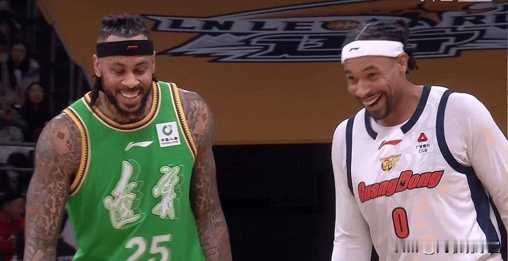 得罪莫兰德说一句，我认为辽宁应该裁掉莫兰德，太没职业道德了，球队惨败广东，他竟然