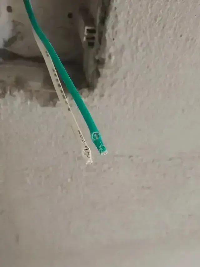 奇了怪了，灯打开总是一闪一闪的，开关关了就正常不亮了！客户家有一个电灯，打开后