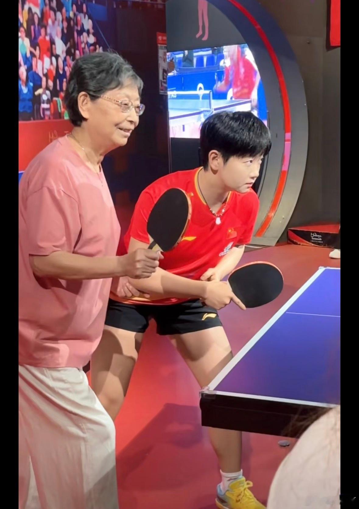 天啊！大家都都在好好的爱着莎莎，尤其看到这位老奶奶的眼神，我都哭了