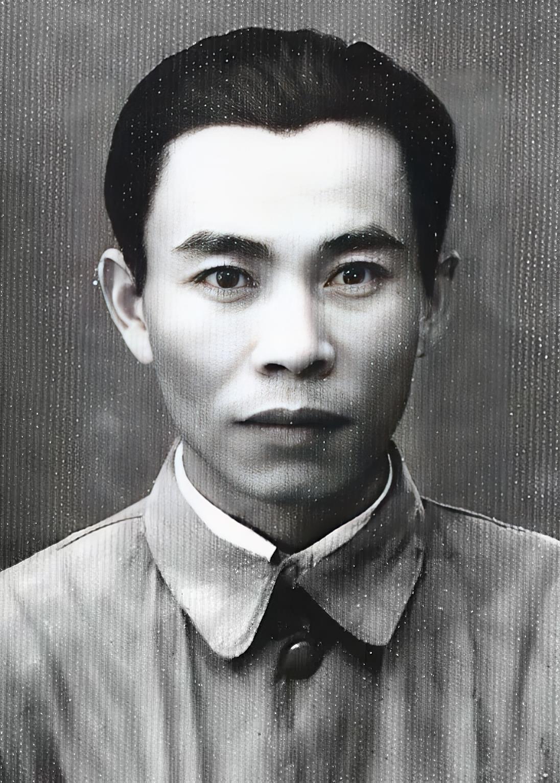 1943年底，“红色交通”曾浪波接到任务，要护送陈毅要去延安，谁知两人刚动身，曾