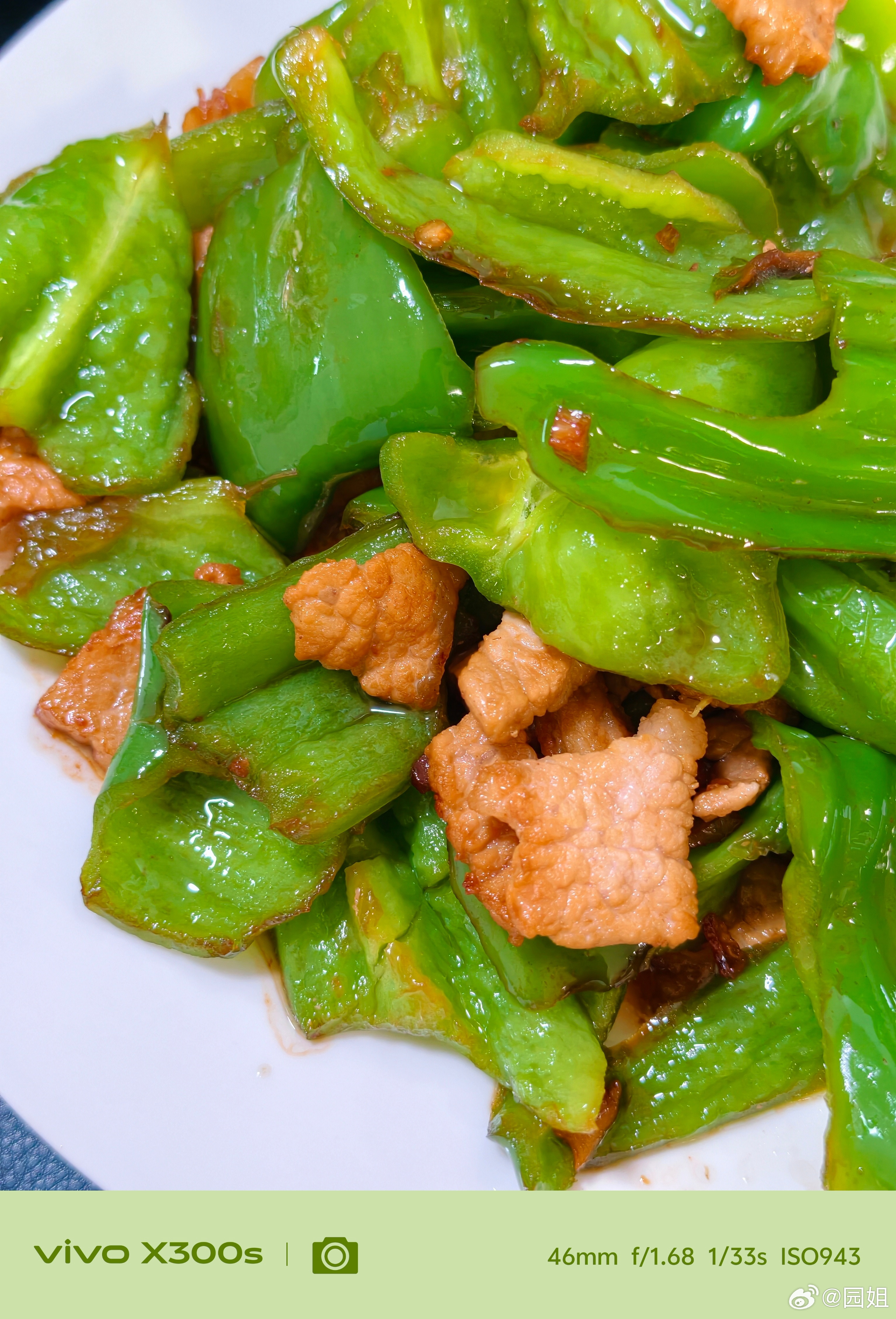 还是自己做的菜好吃，今天做一个虾还有青椒炒肉