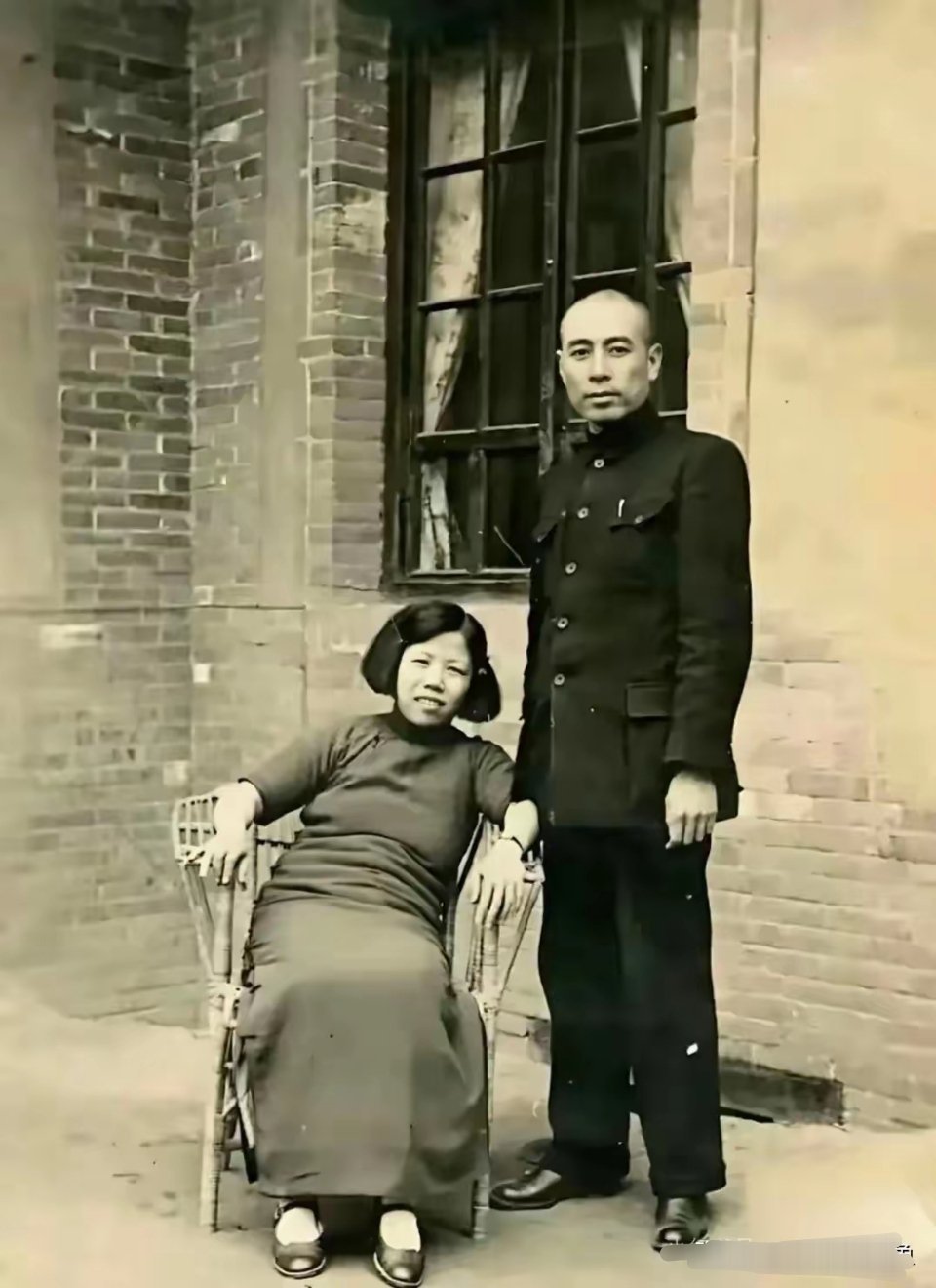 不知道咋回事，当看到这张照片时，不由得催人泪下。周总理把他光荣的一生全部无私地奉