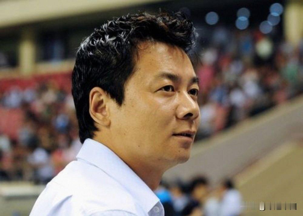 从李玮锋加盟上海申花队之后，朱骏就对他的表现一直不满，在2008赛季中，李玮锋在