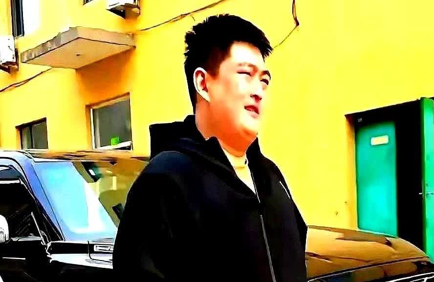 赵本山小儿子大牛这也是一个典型的败家子，与万达集团公子王思聪比较起来，有过之无不