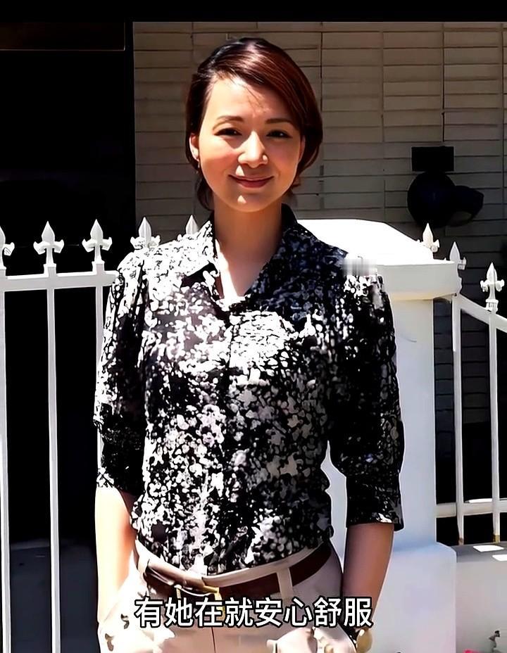 春晚最怕翻车，她却年年稳如老狗全网都在等一个安心信号她往台上一站，灯光还
