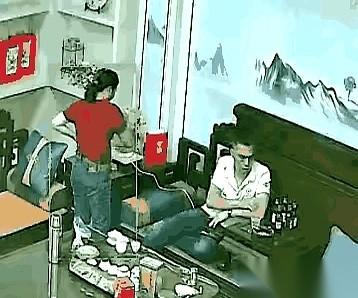 刷到一个视频，看得人半天没回过神。客厅里很安静。沙发上的男人低着头，晃着脚，正