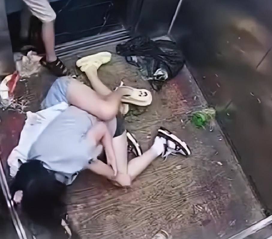 仙桃宝妈等电梯被暴打，真相是，这个说法存在是非颠倒，大部分人对挨打的宝妈是持批评