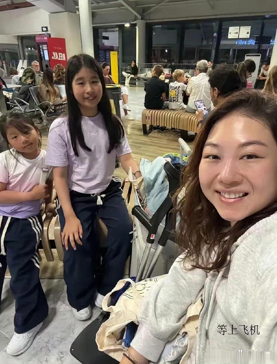 何超琼和好闺蜜杨颖欣，一起探望受伤的干女儿曾昭怡，生图的何超琼，也老了不少。​​​