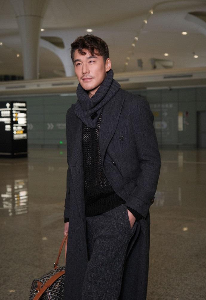 最近胡兵启程前往时装周，他这次穿了一身黑色的衣服，看起来又酷又潇洒，真的是太帅气