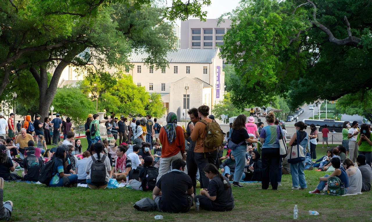 特朗普大战哈佛，竟带来意外之喜？5月23日，在哈佛的中国学者称很高兴离美。5月2