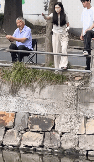 把大爷气的心态都崩了，这对大爷打击太大了！大爷再也不想钓了，连钓具都毁了![捂脸