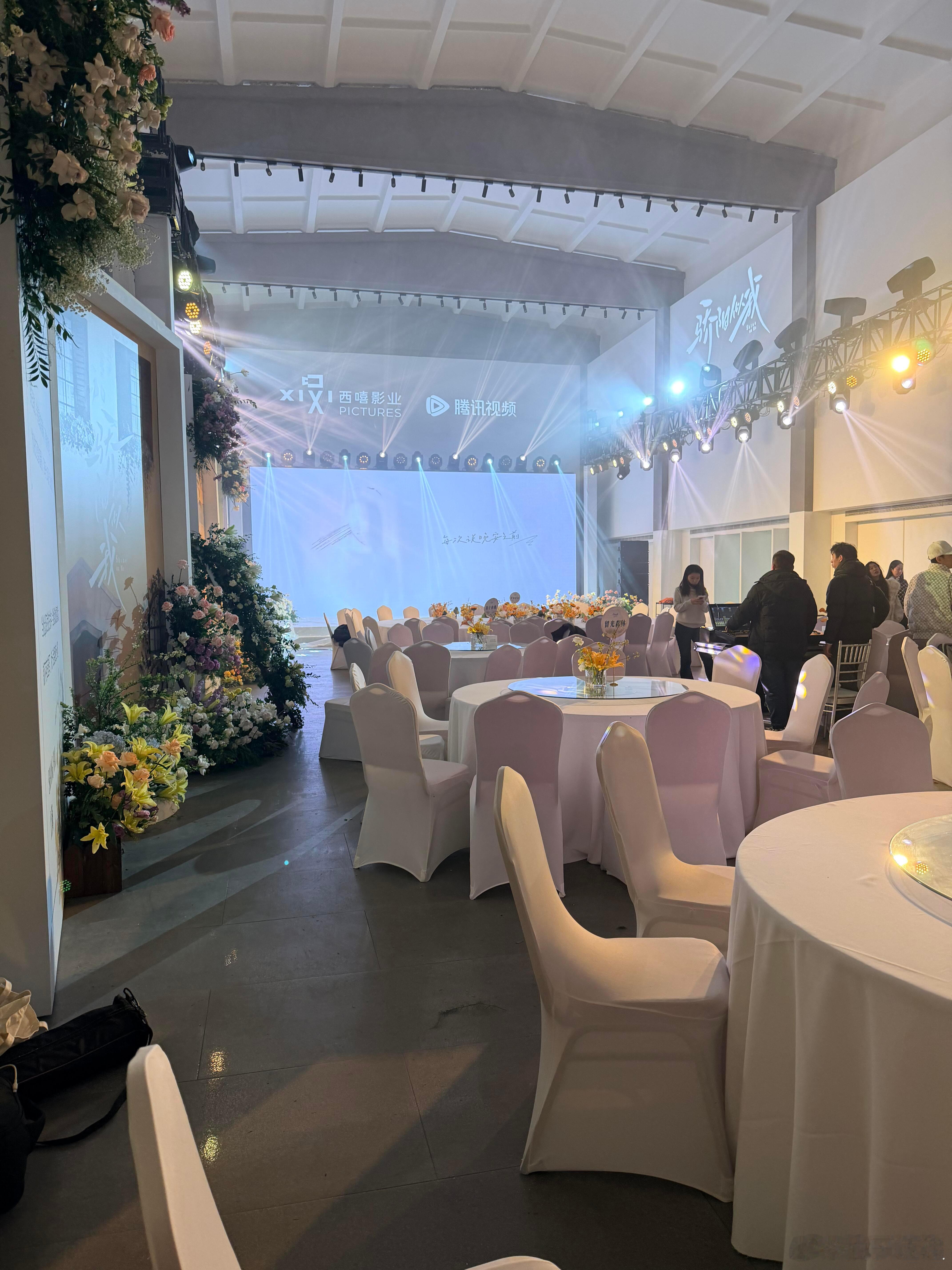 骄阳似我庆功宴骄阳似我庆功宴是婚礼的场地《骄阳似我》庆功宴在婚宴酒店举办，现场