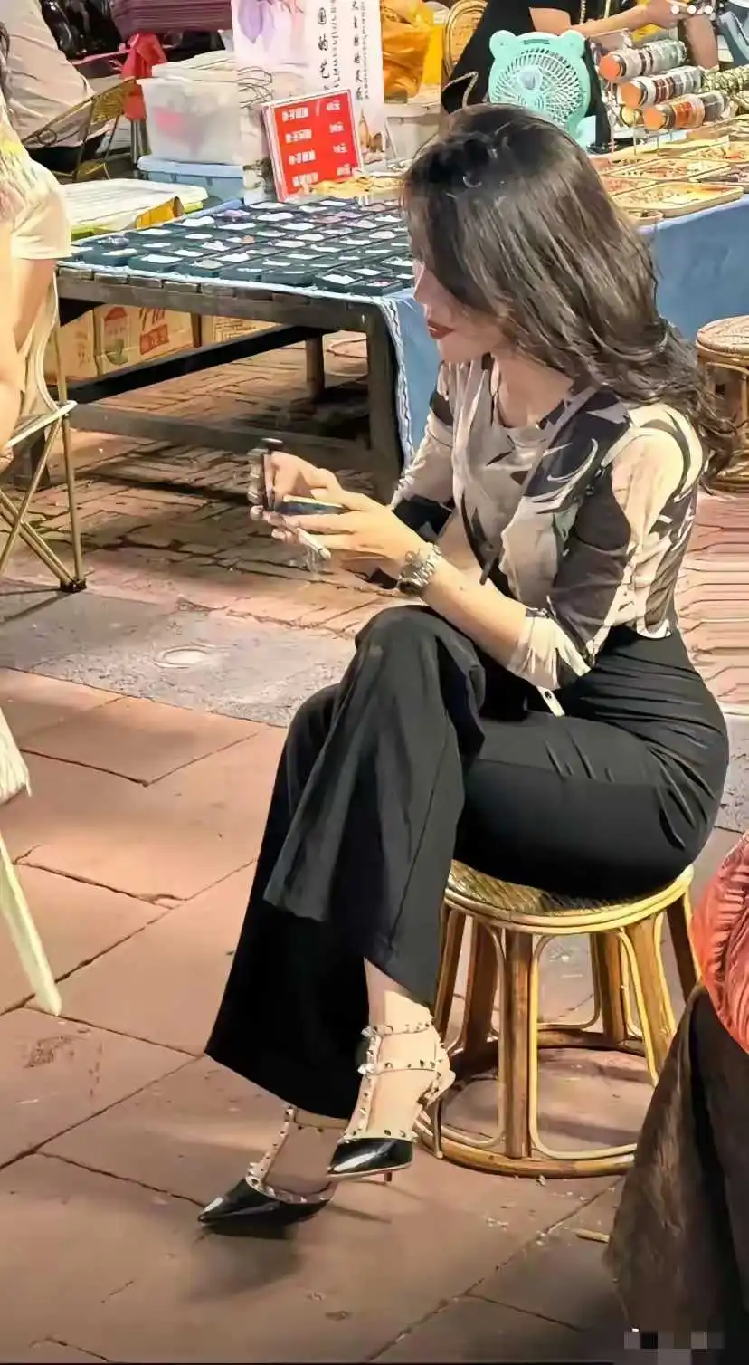 现在抽烟的女人越来越多了，什么原因呢！