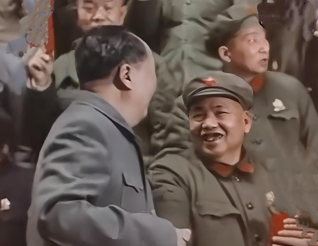 下图是毛泽东亲手搀扶许世友上台子的视频截图，影像中，毛泽东对许世友极其爱重，而许