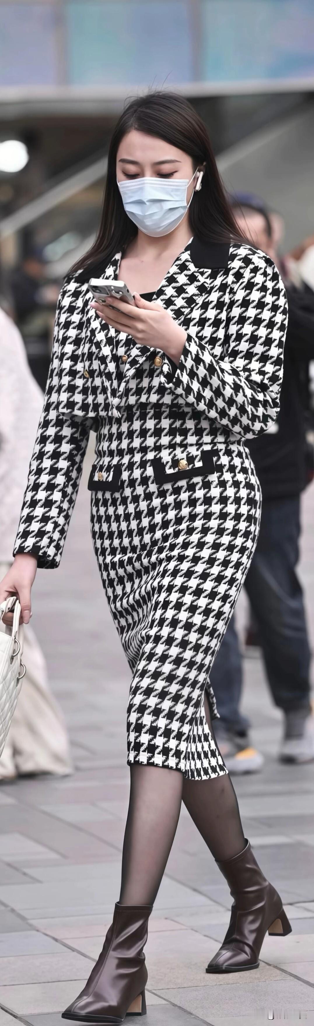 千鸟格套装经典又时尚，与棕色短靴完美搭配，白色手提包点缀，通勤风也能穿出高级感。