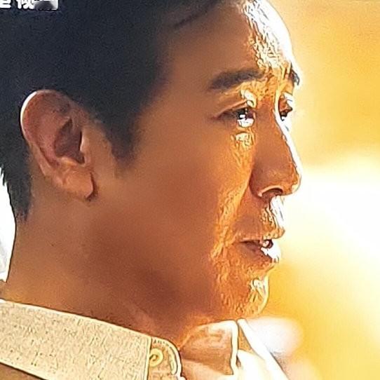 《八干里路云和月》里，孟万福前往增寿楼送点心。刚到门口，便听见里面传来几声枪响。