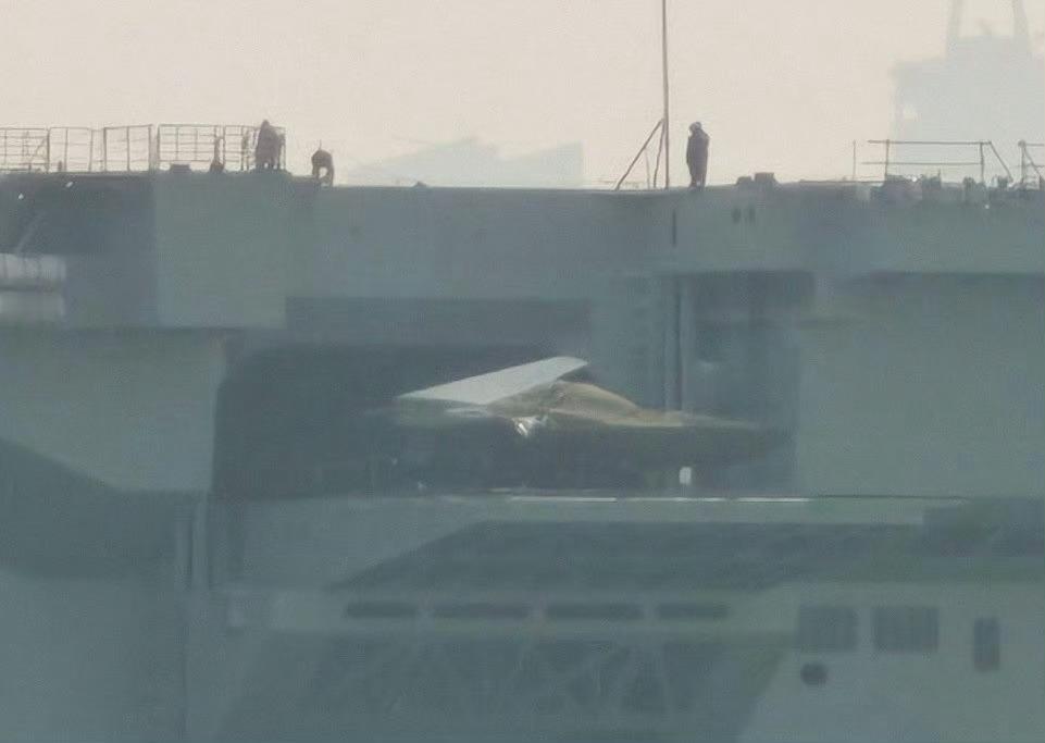 GJ-21调度模型从076机库中由升降机升至飞行甲板。烽火问鼎计划