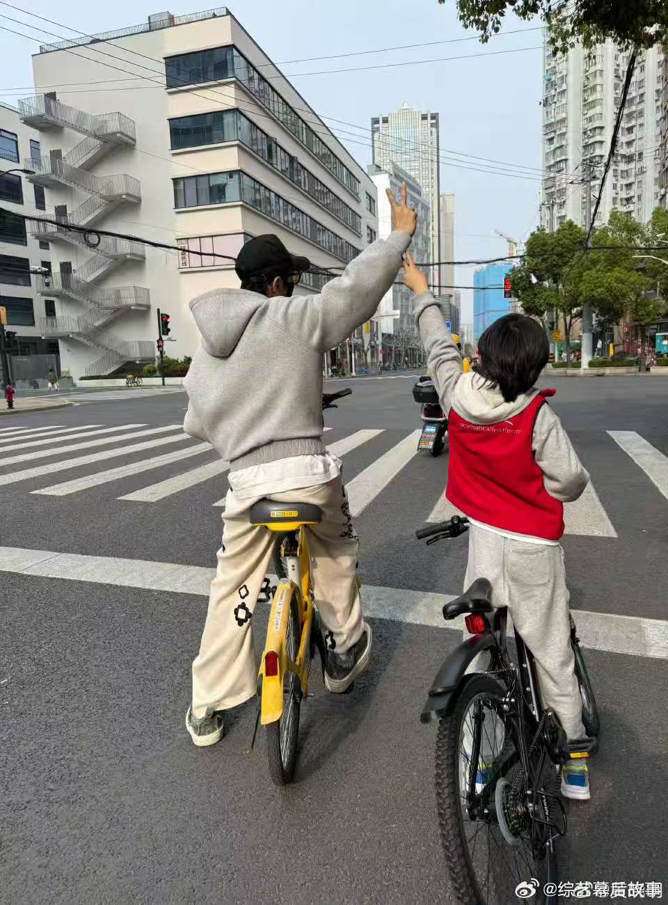 黄晓明小海绵骑行照黄晓明晒和儿子春日骑行照黄晓明发文晒和儿子春日骑行照，小海绵长