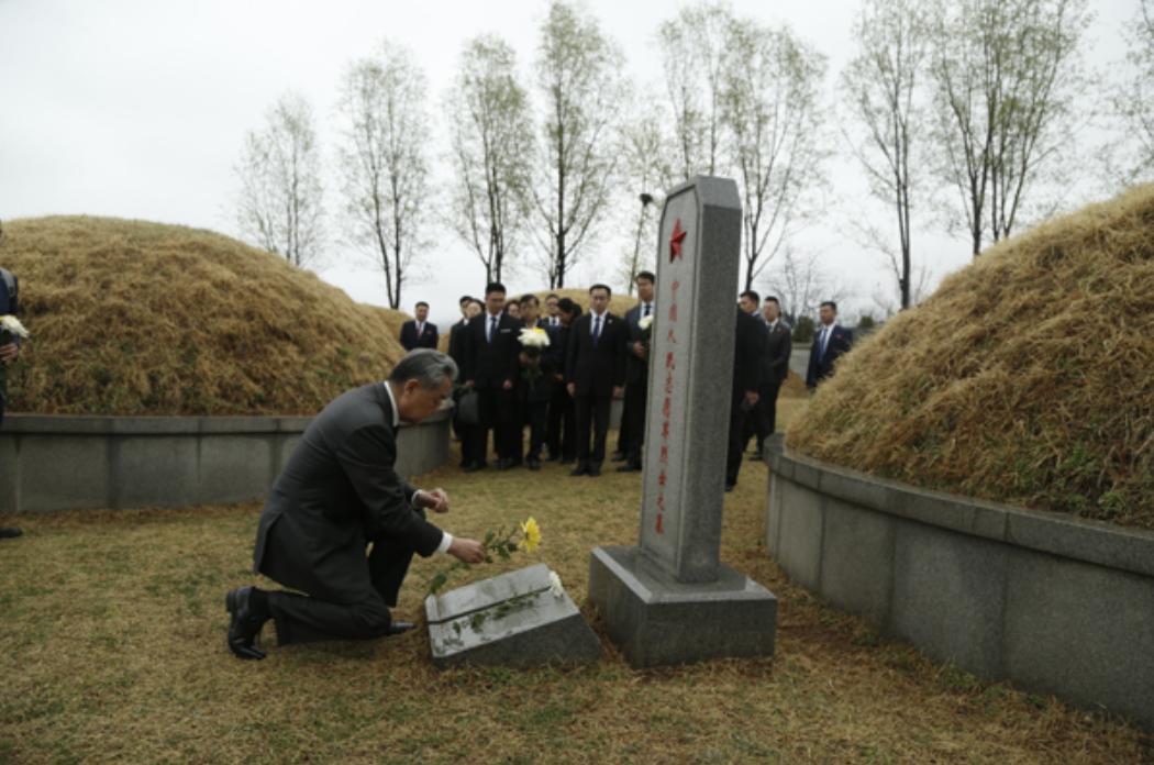 王毅外长访问朝鲜，单膝跪地冒雨祭拜中国人民志愿军烈士，令人动容。4月10