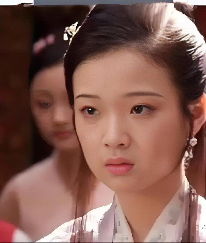 大家还记得那个演林黛玉的张淼怡么？她现在大变样了，脸变紧了，没以前那么多脸颊肉了
