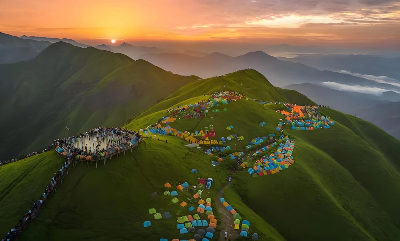 中国十大露营地排行榜露营已成为当代人逃离城市、拥抱自然的热门方式，从高山草甸