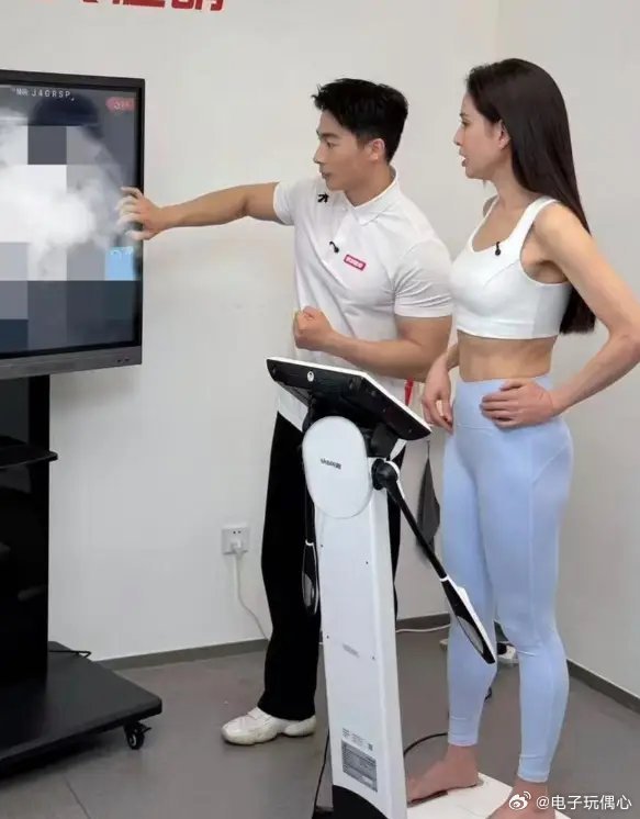 健身房偶遇60岁李若彤，她穿着塑身裤和背心，身体曲线真好