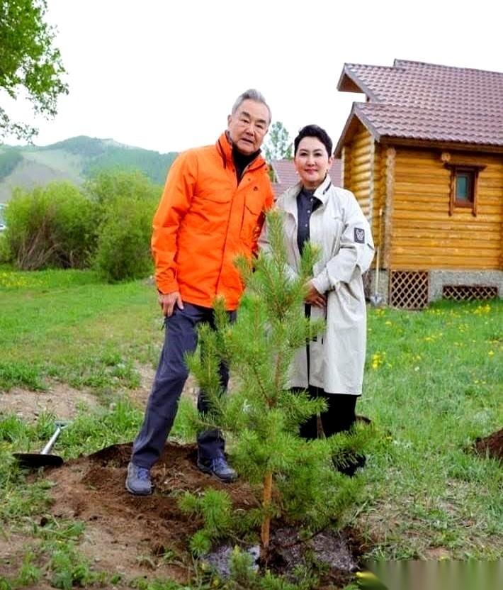 王毅访问蒙古国，重头戏是对接战略、深化合作。但全网刷屏的，不是会议室里的握手，而