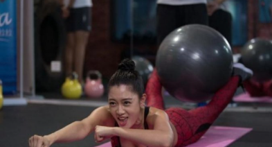 女演员克拉拉健身照。果然越有钱越喜欢运动，怪不得拥有魔鬼身材，完美线条！​​​