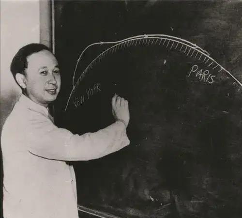 1955年，44岁的钱学森，带全家回国。船到夏威夷时，有位满头银发的老太太，指着
