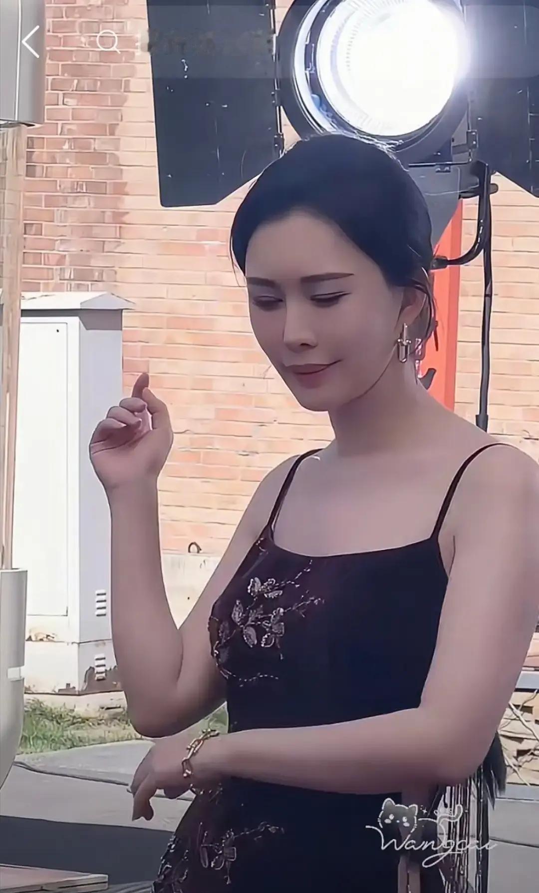 田朴珺直播翻车，48小时掉粉20万！这代价够惨痛吧？别以为名人带货就能为所欲