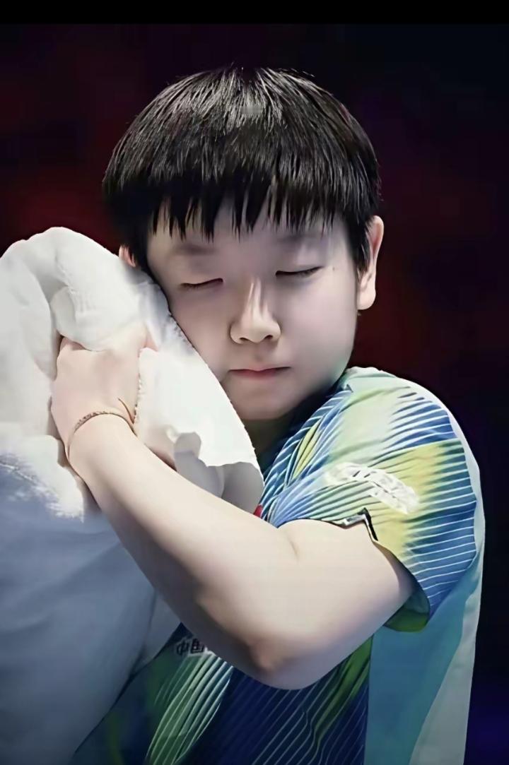 莎莎睡着的小模样，活脱脱一尊软乎乎的现世小睡佛✨脸蛋白嫩嫩的透着光，眉眼舒展开