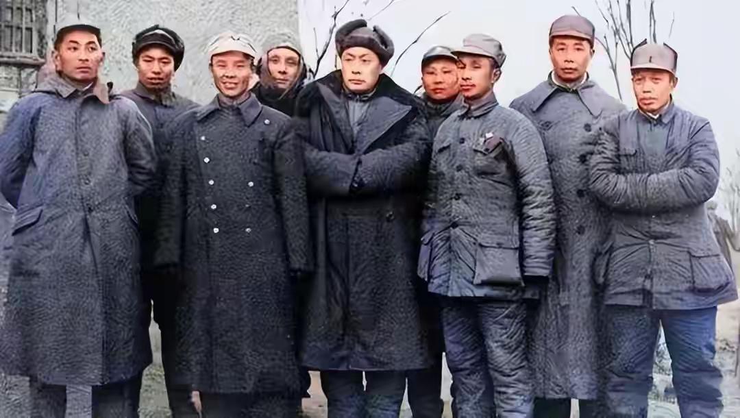 这张华野老照片太逗了！司令揣袖副政委叉腰，却看哭无数人一张珍藏的老照片火了