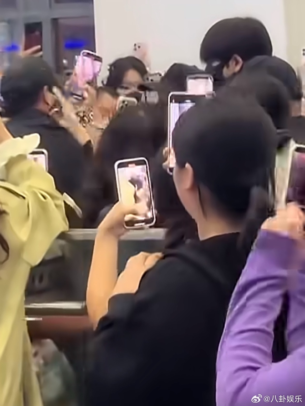 感觉张凌赫有些崩溃了路人看了都窒息的程度……高铁上被怼脸拍、挡路、贴着走，这已