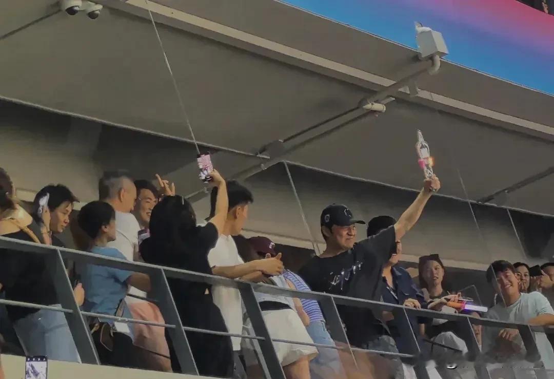 马景涛来看谢霆锋演唱会，他在包厢里看的，举着牌子为谢霆锋打call。马景涛一