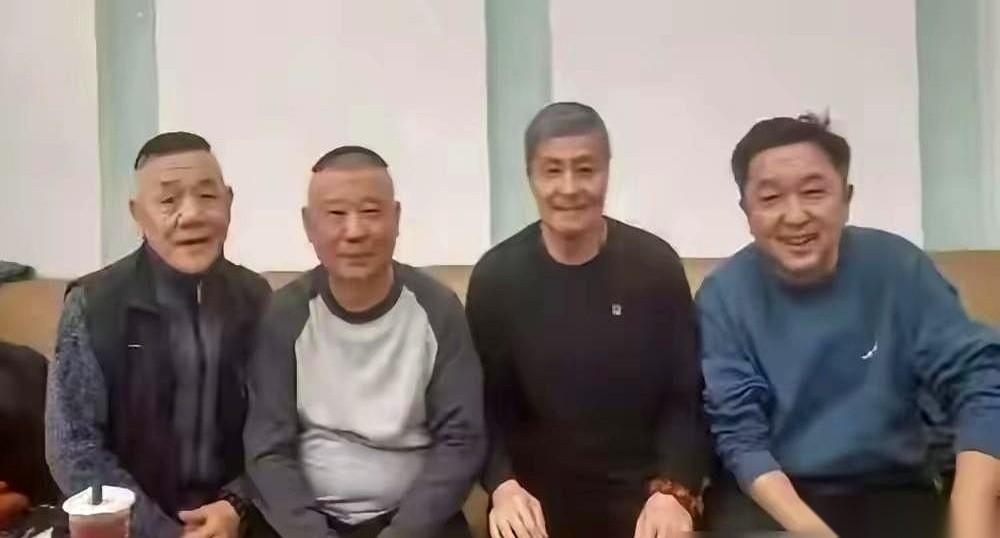 平时在台上怼天怼地、把别人损得找不着北的郭德纲，居然也有今天？！大半夜刷到这张