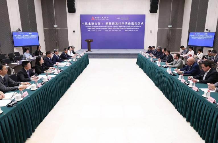 外资大鳄们总算找着了一个全球独一档的"新路子"：从中国借钱，往全球花。这事