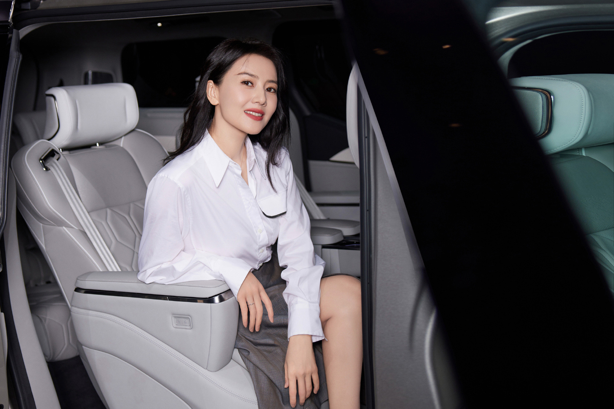 谁还没刷到过“便宜衣服才显年轻”的热帖啊？高圆圆但刷到姐姐的这几组造型，突然悟