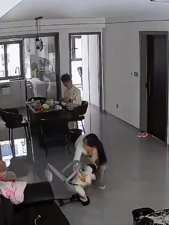 婴儿倒挂近1分钟爸爸全程玩手机万幸还好是安全带卡着肚子，脑袋充血。如果是孩子把