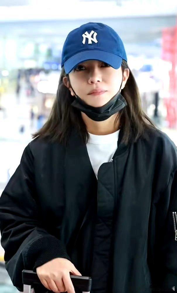 刷到赵薇最近的机场生图，49岁的她没了“红气养人”，老了很多，面对镜头明显不自信