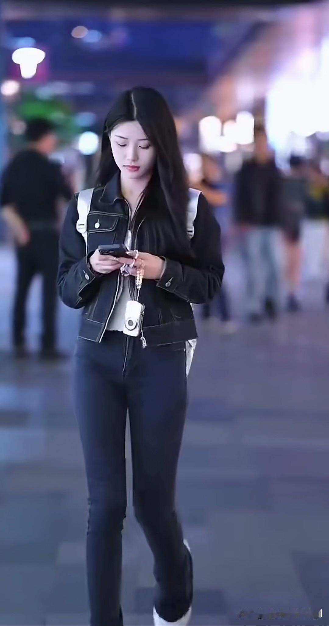 都市的夜色像一块巨大的幕布，时尚少女是幕布下灵动的精灵。有的少女身着剪裁利落的