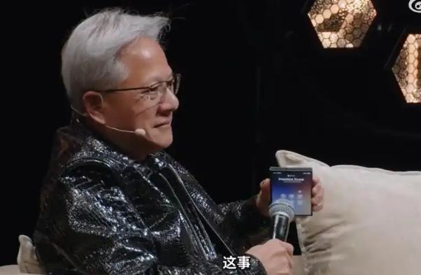 三星赢了。 黄仁勋当着全场的面接起特朗普电话，手里那台GalaxyZFo